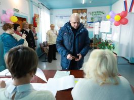 Сергей Сокол голосует. Фото из социальной сети