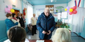 Сергей Сокол голосует. Фото из социальной сети