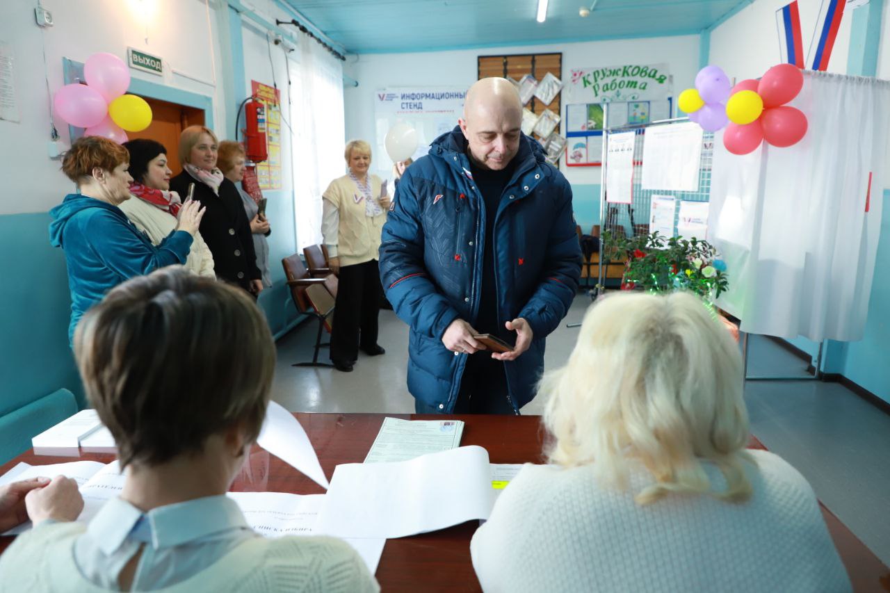 Сергей Сокол голосует. Фото из социальной сети