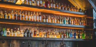 Бар. Алкоголь. Бутылки. Изображение из фотобанка