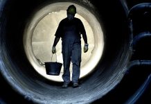 Рабочие. Производство. Изображение из фотобанка