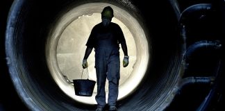 Рабочие. Производство. Изображение из фотобанка