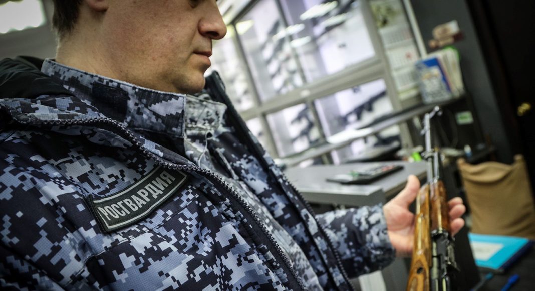 Инспекция оружия. Фото предоставлено пресс-службой Росгвардии Инспекция оружия. Фото предоставлено пресс-службой Росгвардии