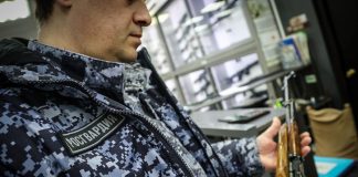 Инспекция оружия. Фото предоставлено пресс-службой Росгвардии