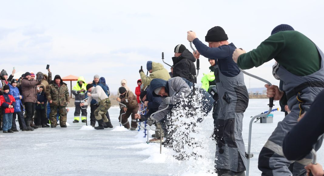Зимняя рыбалка. Фото предоставлено пресс-службой компании СУЭК