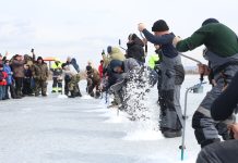 Зимняя рыбалка. Фото предоставлено пресс-службой компании СУЭК