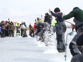 Зимняя рыбалка. Фото предоставлено пресс-службой компании СУЭК