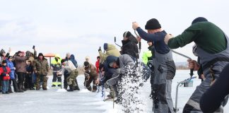 Зимняя рыбалка. Фото предоставлено пресс-службой компании СУЭК