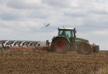 Сельское хозяйство. Поле. Трактор. Удобрения. Изображение из фотобанка