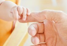 Младенец. Малыш. Ребенок. Изображение из фотобанка