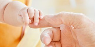 Младенец. Малыш. Ребенок. Изображение из фотобанка