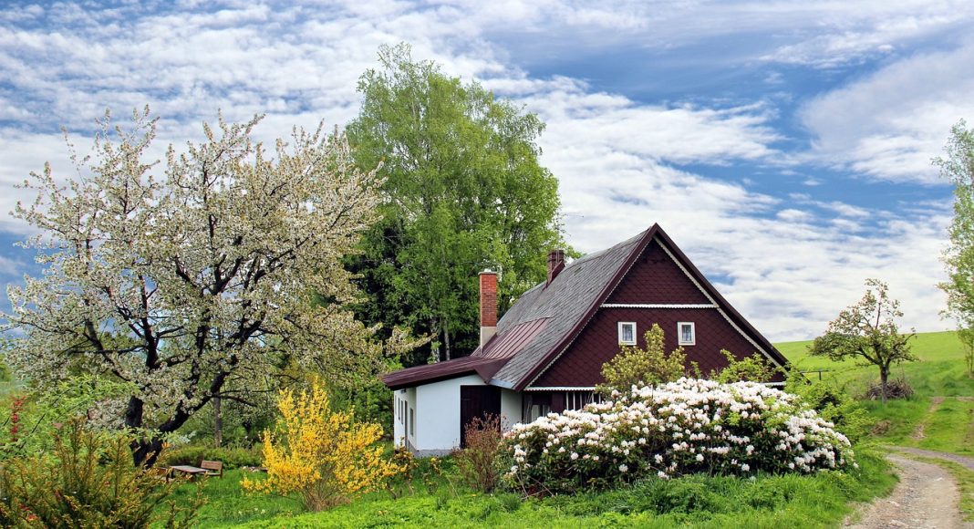 Дом. Деревня. Изображение из фотобанка