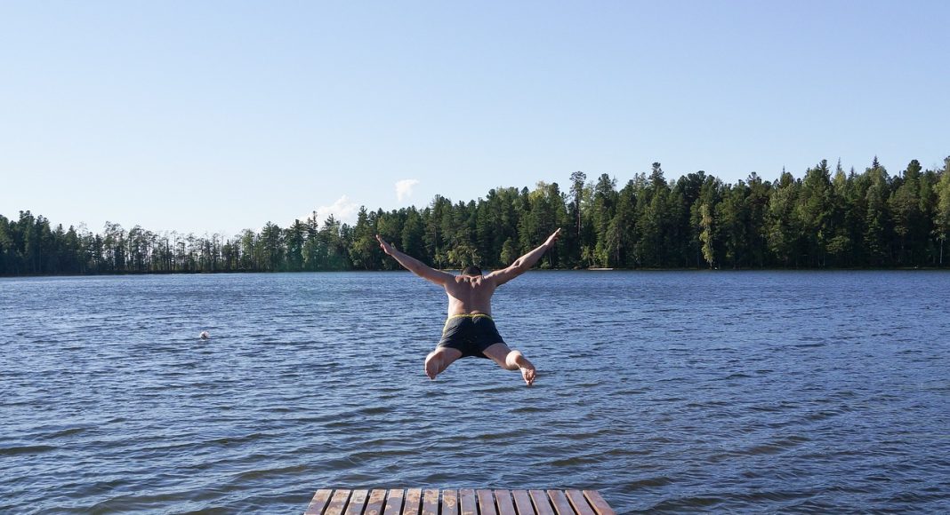 Купание. Изображение из фотобанка