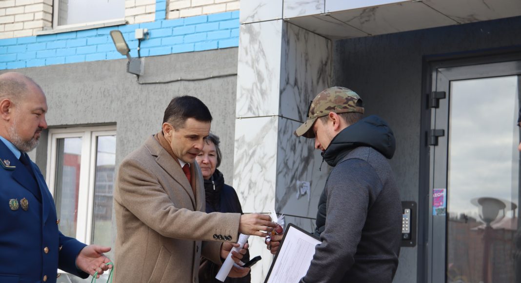 Алексей Лемин вручает ключи от квартиры. Фото: Абакан.рф Алексей Лемин вручает ключи от квартиры. Фото: Абакан.рф