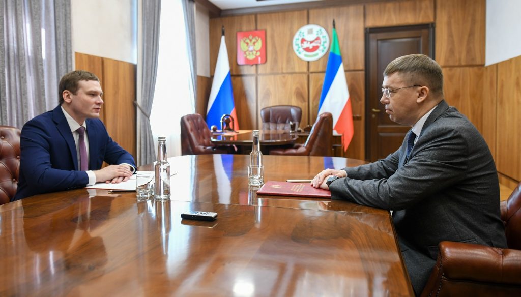 Валентин Коновалов и Дмитрий Панарин. Фото пресс-службы главы РХ