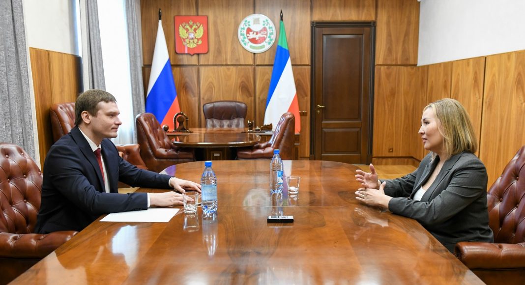 Фото пресс-службы главы РХ Валентин Коновалов и Евгения Майнагашева
