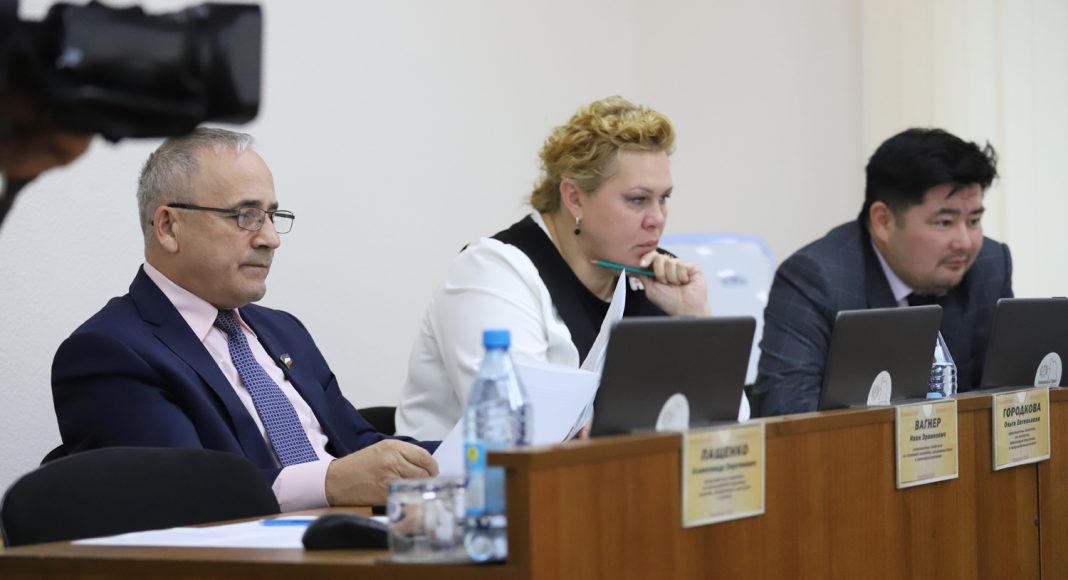 Иван Вагнер на президиуме. Фото пресс-службы Верховного Совета РХ