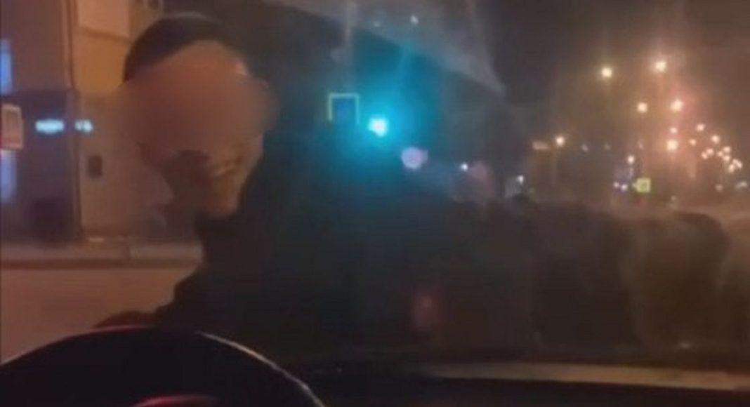 На капоте. Фото ГИБДД РХ