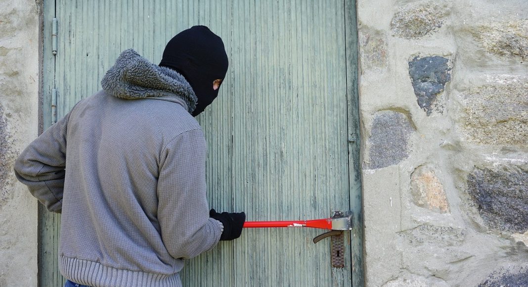 Воровство. Кража. Изображение из фотобанка