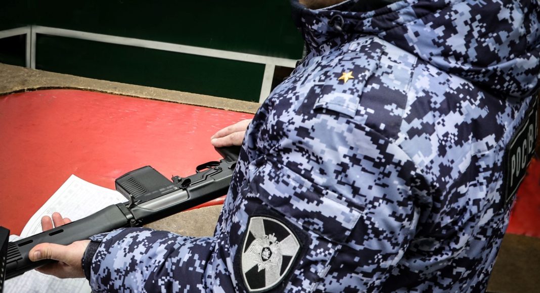 Осмотр оружия. Фото предоставлено пресс-службой Росгвардии