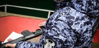 Осмотр оружия. Фото предоставлено пресс-службой Росгвардии