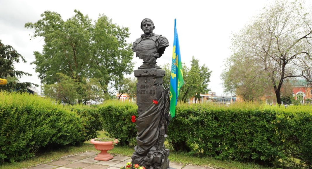 Бюст Аймира Миягашева. Фото предоставлено пресс-службой ВС РХ