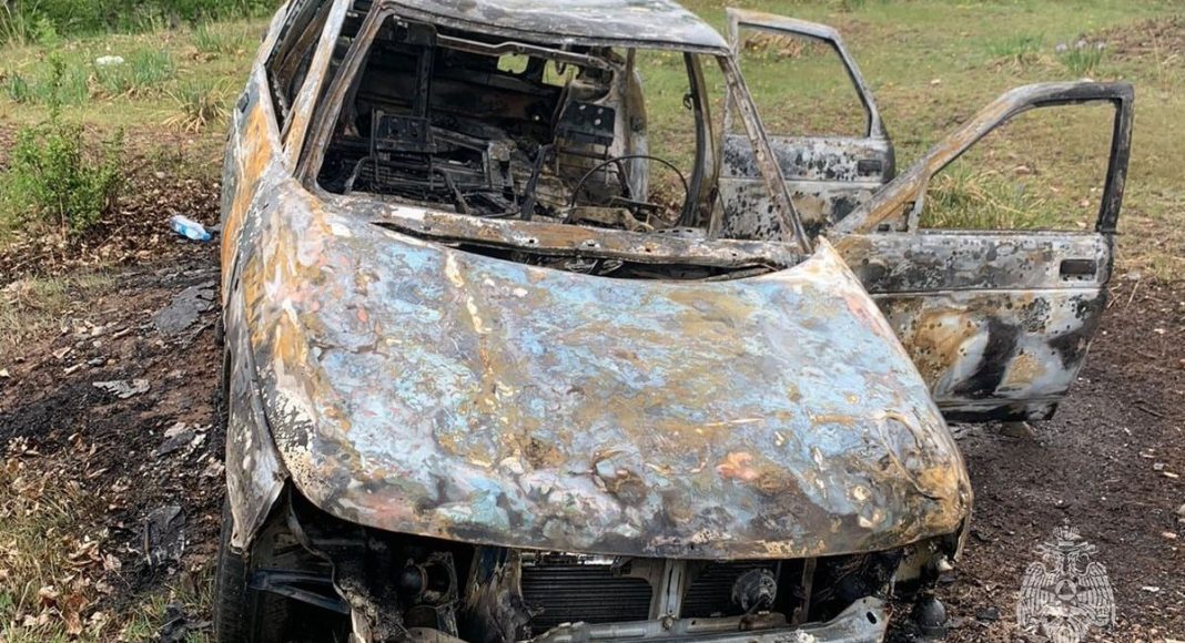 Сгоревший автомобиль.Фото МЧС по РХ