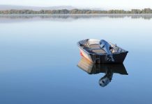 Моторная лодка. Озеро. Изображение из фотобанка