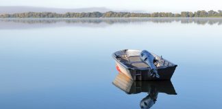 Моторная лодка. Озеро. Изображение из фотобанка