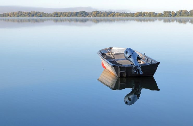 Моторная лодка. Озеро. Изображение из фотобанка