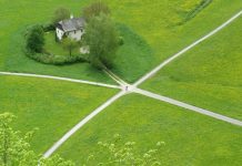 Перекресток. Разные пути. Домик. Изображение из фотобанка