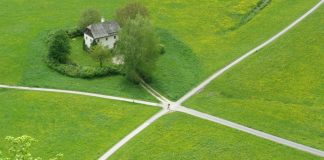 Перекресток. Разные пути. Домик. Изображение из фотобанка