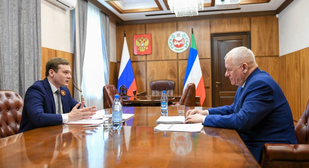 Валентин Коновалов и Анатолий Бутенко. Фото предоставлено пресс-службой правительства РХ