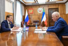 Валентин Коновалов и Анатолий Бутенко. Фото предоставлено пресс-службой правительства РХ