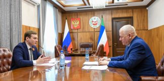 Валентин Коновалов и Анатолий Бутенко. Фото предоставлено пресс-службой правительства РХ