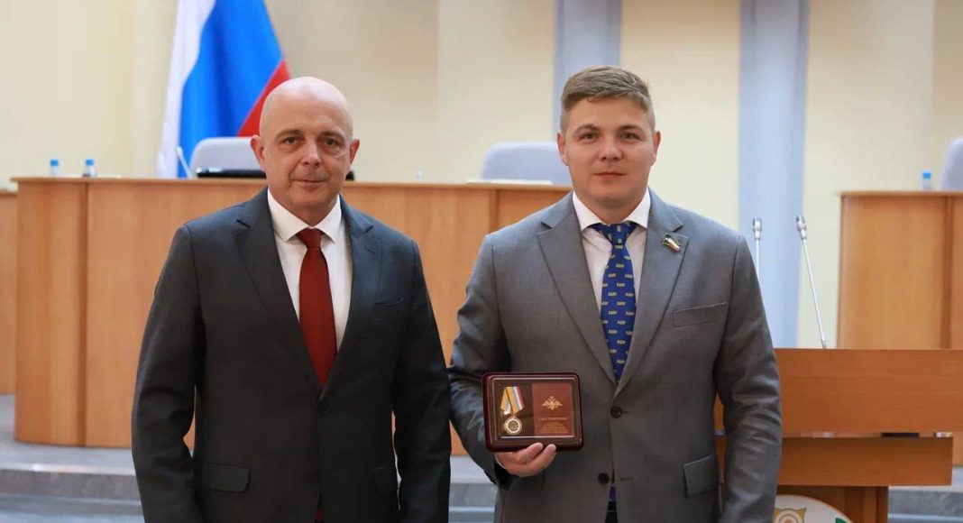 Награждение Михаила Молчанова. Фото пресс-службы ВС РХ