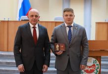 Награждение Михаила Молчанова. Фото пресс-службы ВС РХ