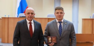 Награждение Михаила Молчанова. Фото пресс-службы ВС РХ