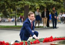 Валентин Коновалов возлагает цветы