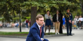 Валентин Коновалов возлагает цветы