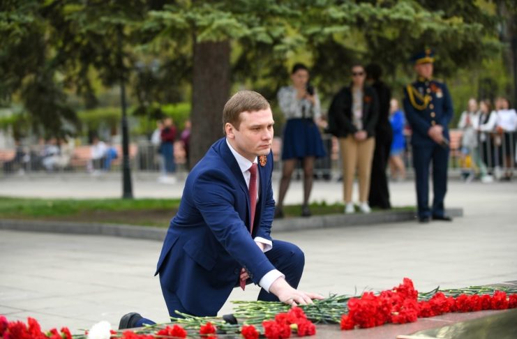 Валентин Коновалов возлагает цветы