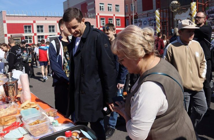 Алексей Лемин на празднике. Фото из телеграм-канала главы Абакана