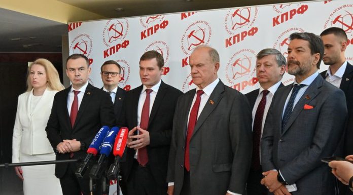 ЦИК принял у КПРФ документы для заверения списков кандидатов в Госдуму Коновалов и Зюганов