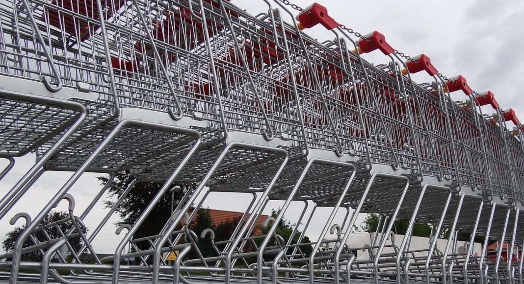 Продуктовые корзины. Изображение из фотобанка