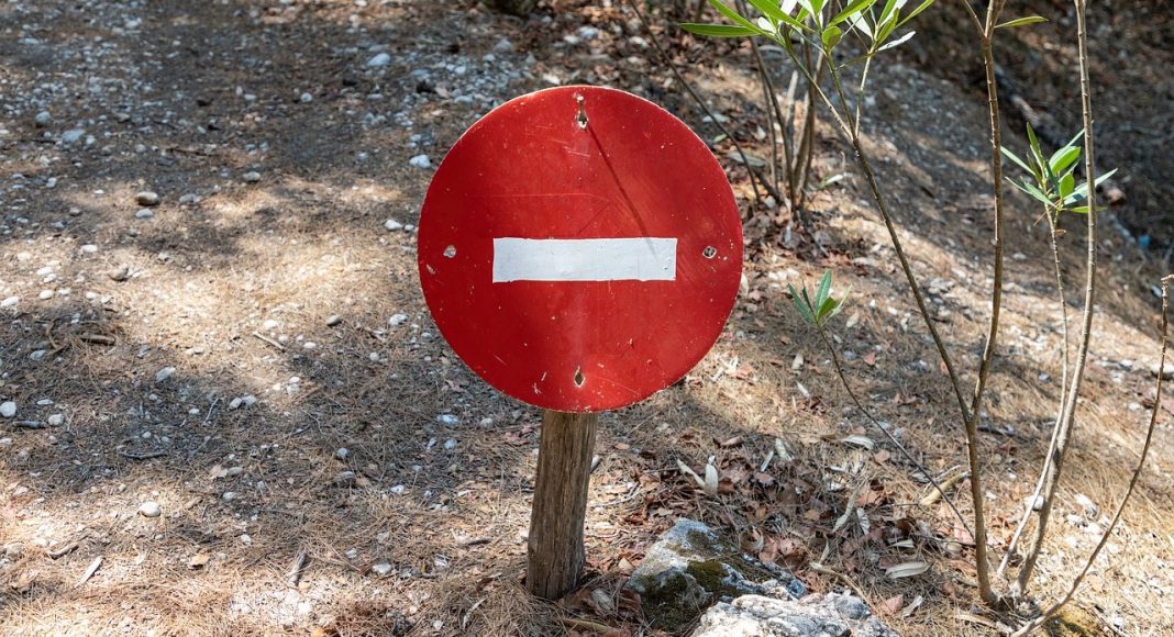 Знак Стоп. Изображение из фотобанка