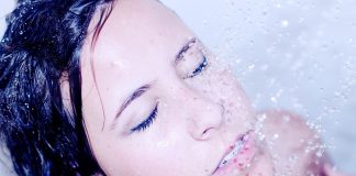 Душ. Изображение из фотобанка