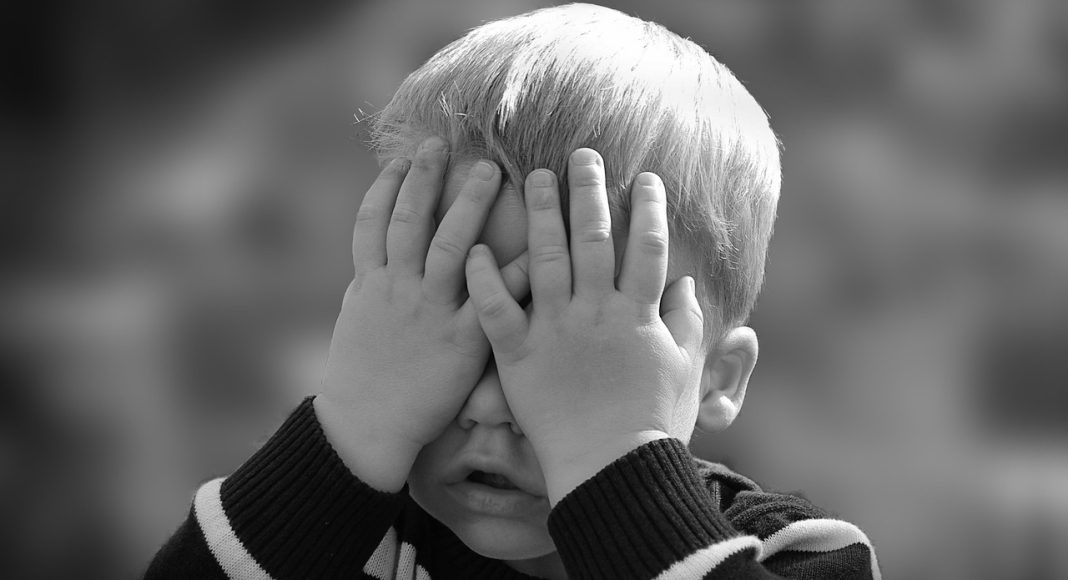 Игра в прятки. Изображение из фотобанка