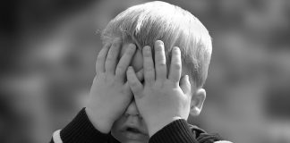 Игра в прятки. Изображение из фотобанка