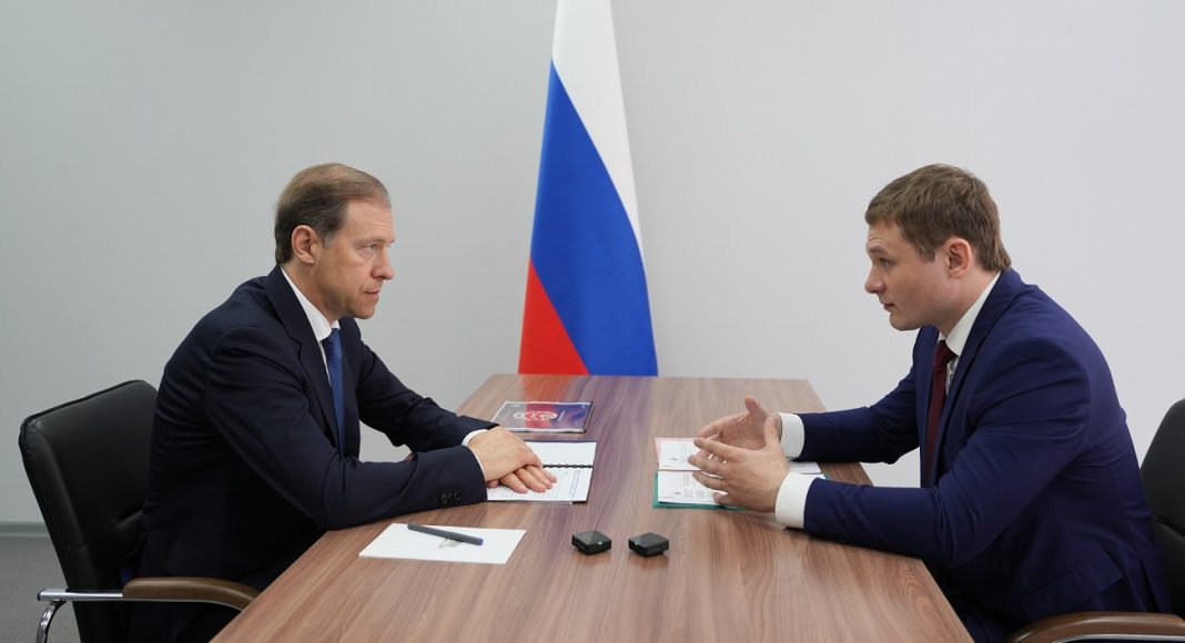 Денис Мантуров и Валентин Коновалов. Фото пресс-службы главы РХ Денис Мантуров и Валентин Коновалов. Фото пресс-службы главы РХ