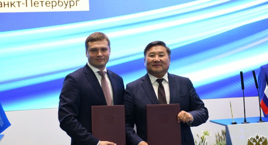 Валентин Коновалов и Владислав Ховалыг. Фото предоставлено пресс-службой главы РХ